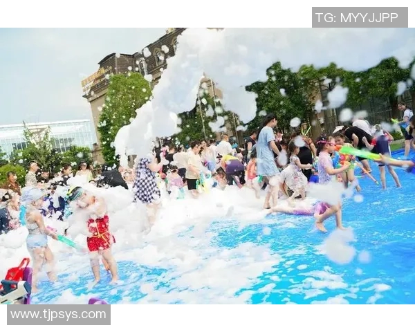 畅享清凉夏日激情泳池派对尽在这场盛大水上狂欢中